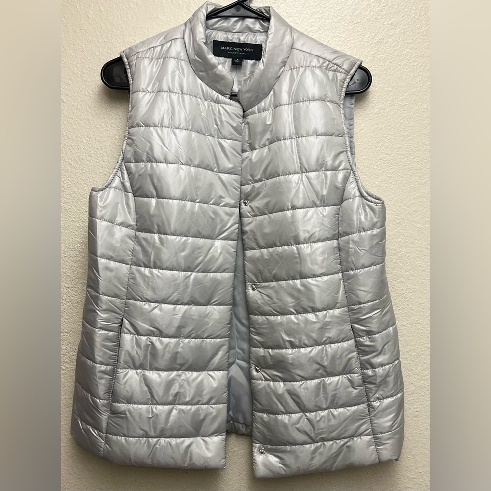 NWOT Marc New York Vest Womens Small Silver Sleeveless Quilted‎ Snap Up Pockets